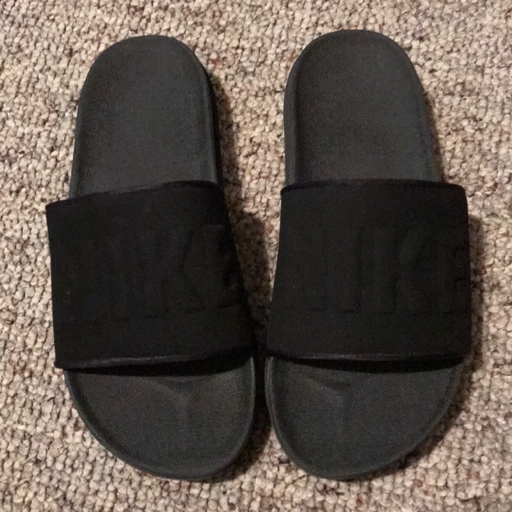 Nike slides woman’s size 8!